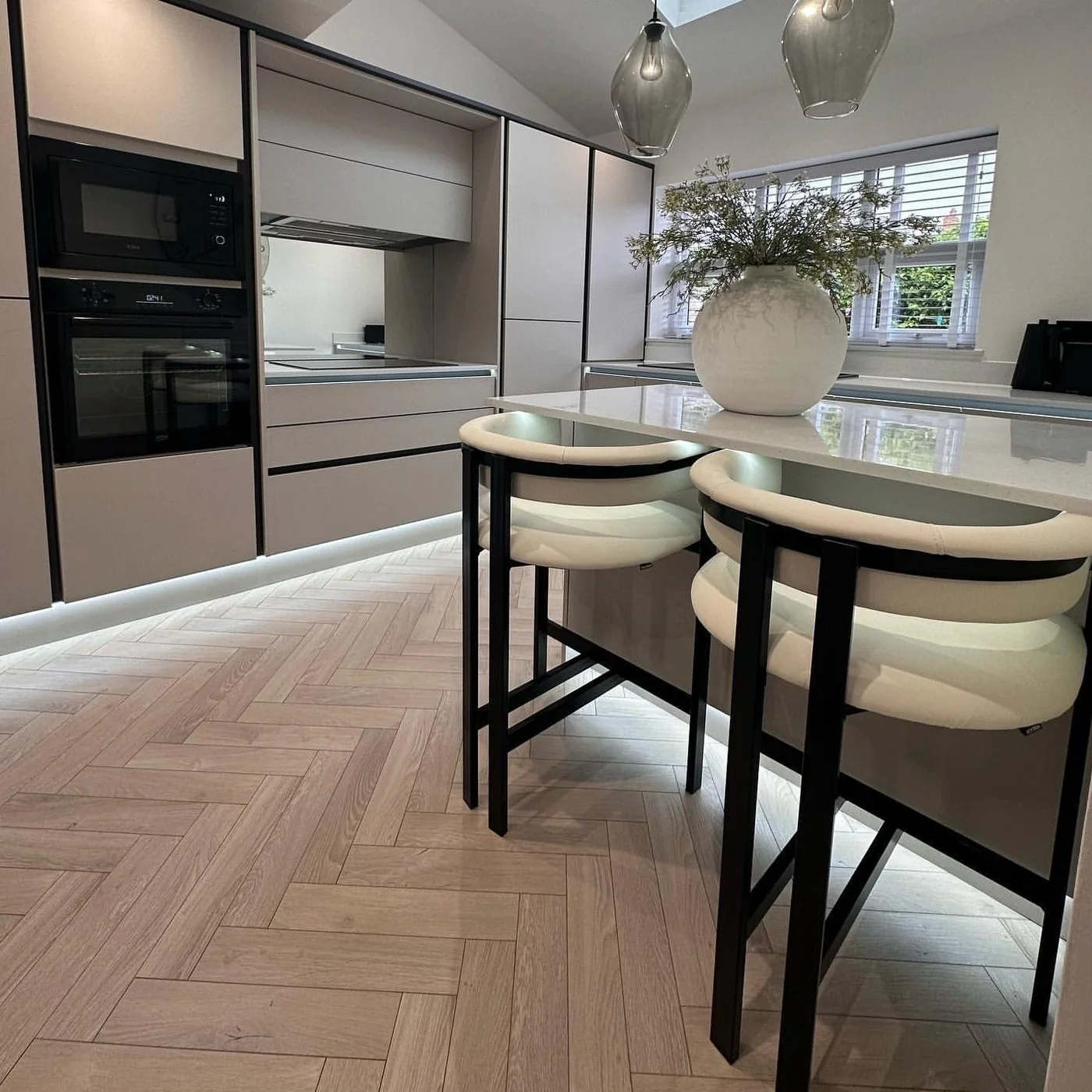 sàn gỗ Sồi Herringbone trong phòng khách đen trắng